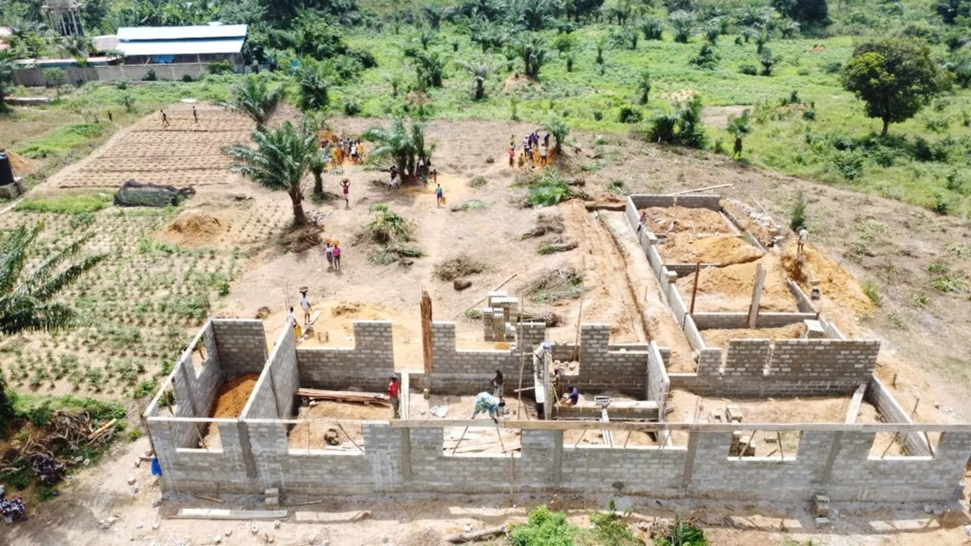 Vue aérienne de la construction de l'orphelinat du Foyer Augustine.