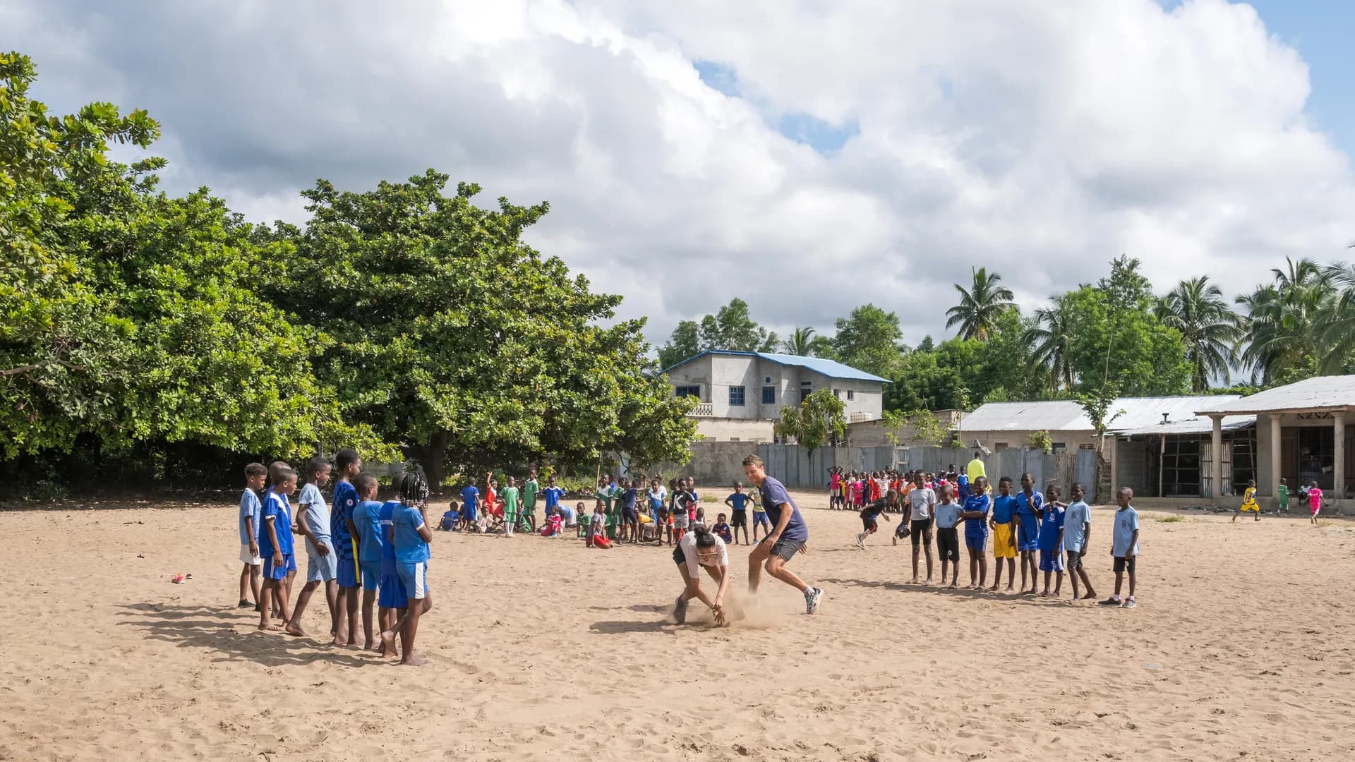 Saliyya Guisse et Arnaud Art montrent un jeu pendant un cours de sport au Bénin.