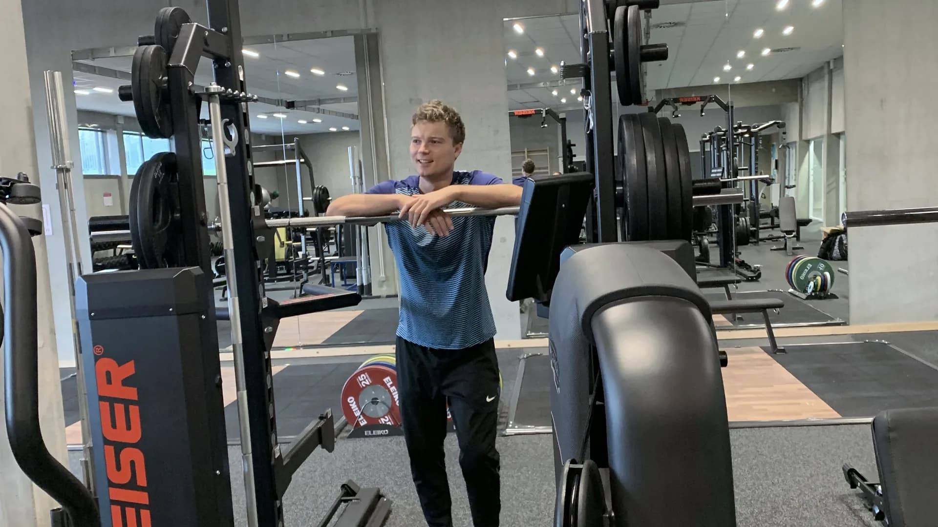Arnaud Art dans la salle du Blocry à Louvain-la-Neuve.